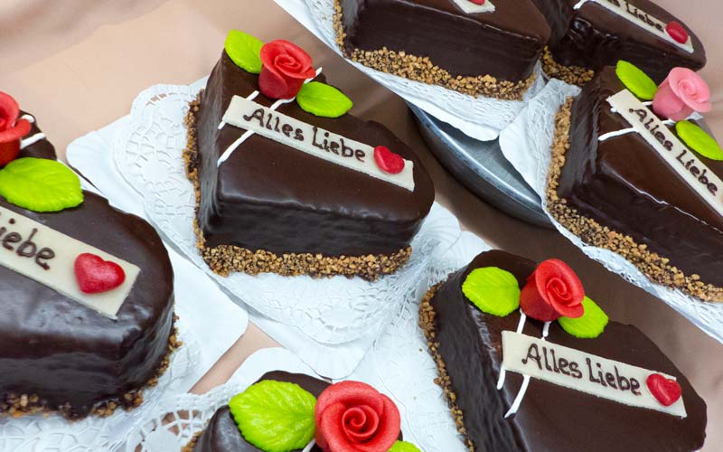 Valentinstag: Den Liebsten eine Kuchen-Freude machen  oder einfach gemeinsam zum  Valentinstags-Frühstück ins Café Mirabell  kommen – Sie haben die Wahl.